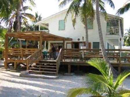 Dangriga, BZ 的 Pelican Beach Resorts