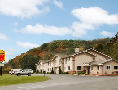 Super 8 by Wyndham Elkins ใน Elkins, WV