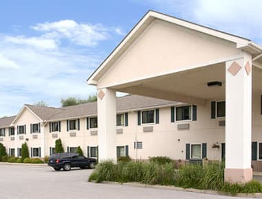 Super 8 by Wyndham Three Rivers in Three Rivers, MI