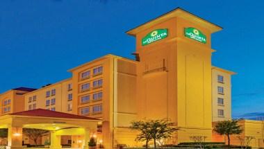 La Quinta Inn & Suites by Wyndham Arlington North 6 Flags Dr in Arlington, TX