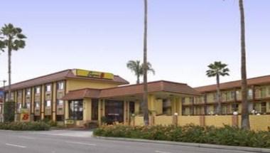 Super 8 by Wyndham Anaheim/Disneyland Drive in Anaheim, CA