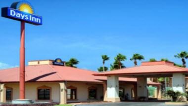 Days Inn by Wyndham Portland/Corpus Christi in Portland, TX