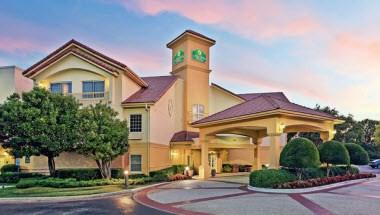 La Quinta Inn & Suites by Wyndham Dallas - Addison Galleria in Dallas, TX