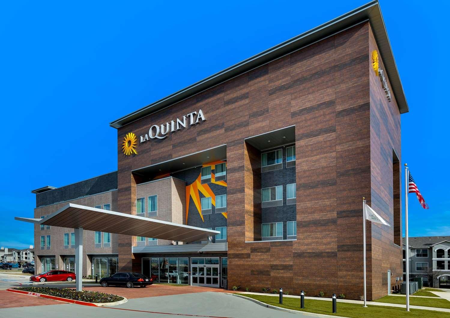 La Quinta Inn & Suites by Wyndham DFW West-Glade Parks in Euless, TX