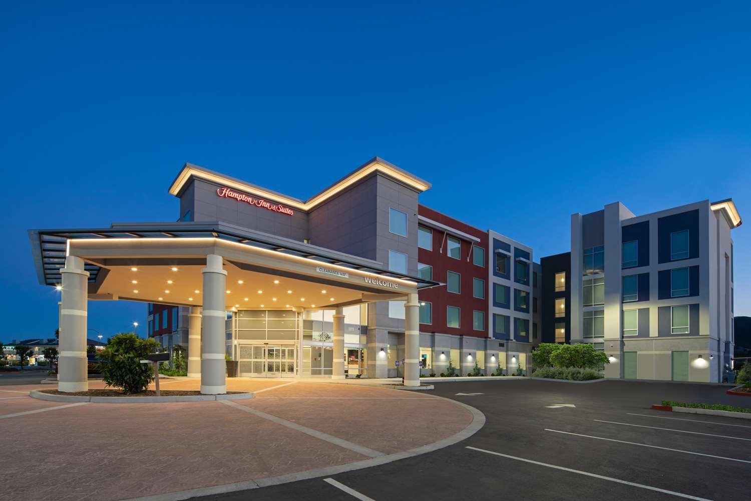 Hampton Inn & Suites Gilroy image