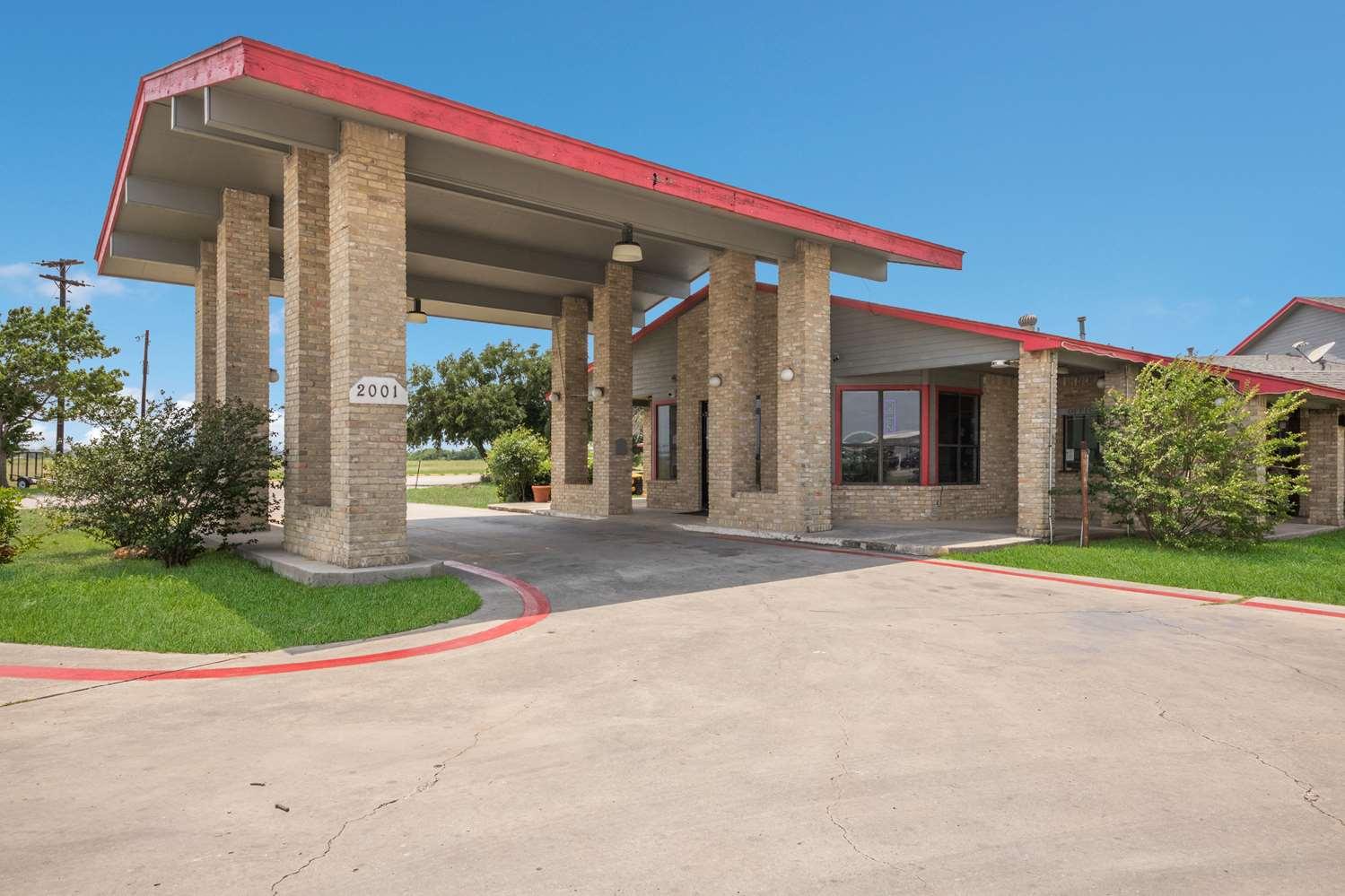 Americas Best Value Inn Lockhart image