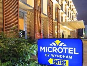 Quezon City, PH 的 Microtel by Wyndham Acropolis