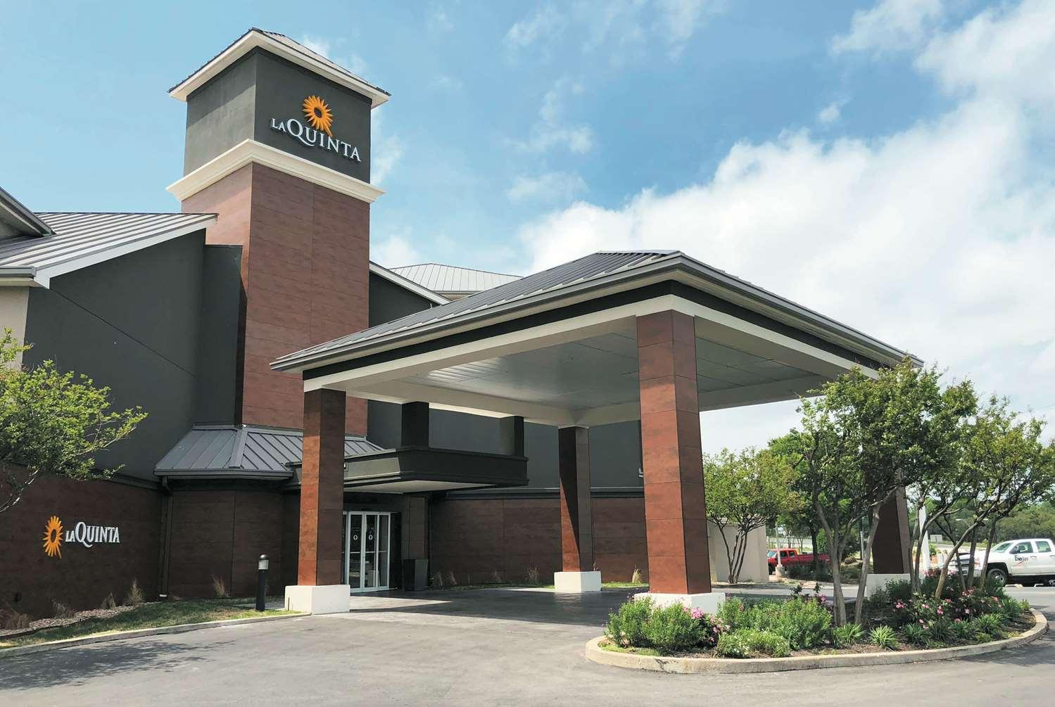 La Quinta Inn & Suites by Wyndham Austin Airport in Austin, TX