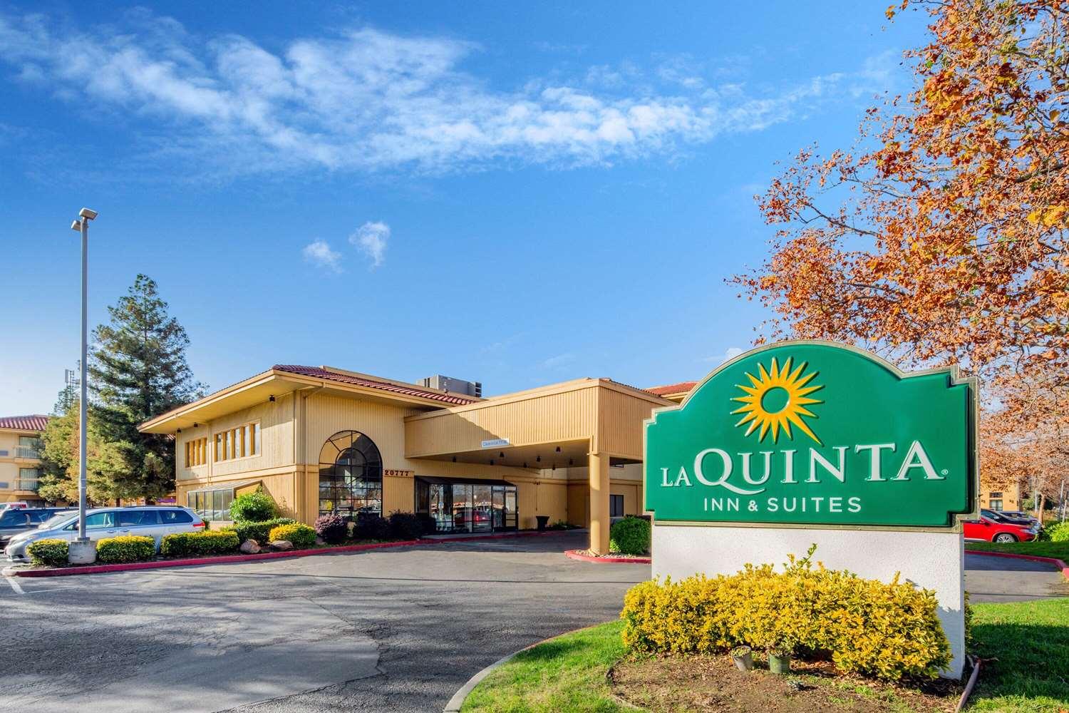 La Quinta Inn & Suites by Wyndham Oakland - Hayward image