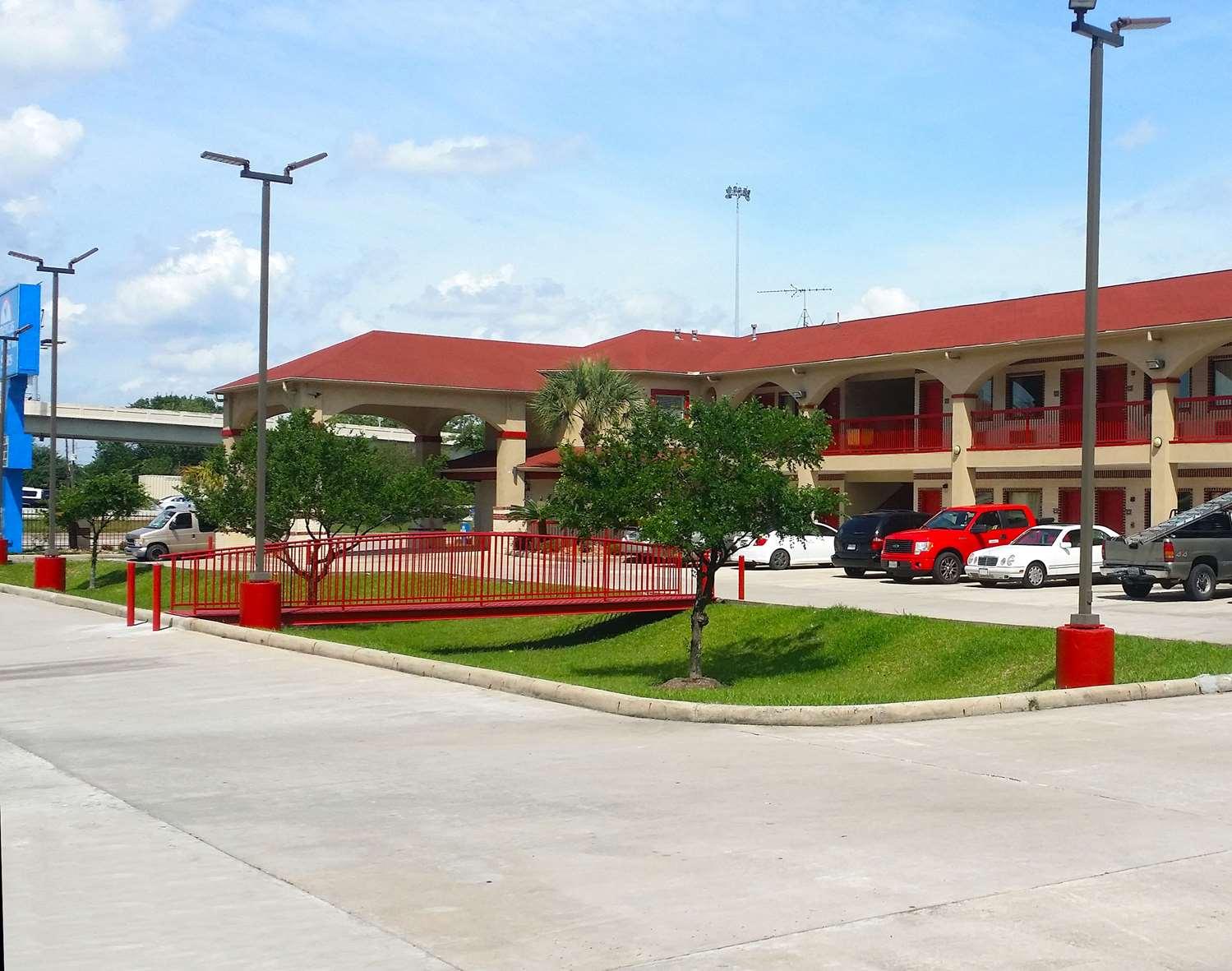 Americas Best Value Inn Houston Willowbrook image