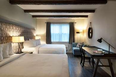 Glen Falls, NY 的 The Century House Ascend Hotel Collection