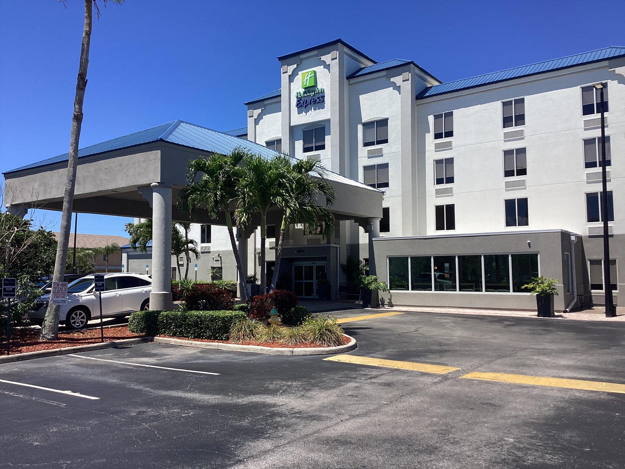 Holiday Inn Express Hotel & Suites Cocoa Beach in Cocoa Beach, FL