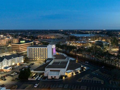 Crowne Plaza Virginia Beach Town Center в Вирджиния-Бич, VA