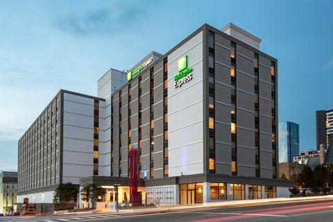 Holiday Inn Express Nashville Downtown Broadway in Nashville, TN