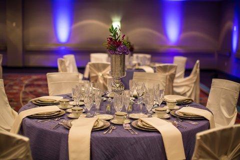 Crowne Plaza Suites MSP Airport - Mall of America в Блумингтон, MN