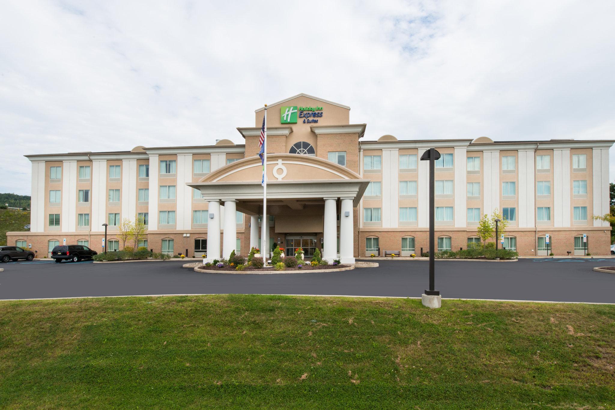 Holiday Inn Express & Suites Dickson City - Scranton in Dickson City, PA