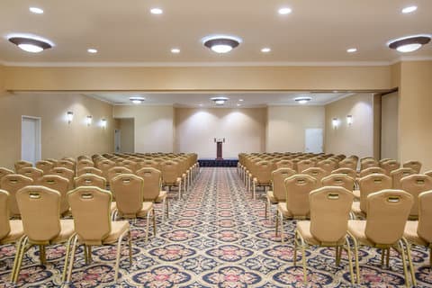 Crowne Plaza San Diego - Mission Valley в Сан-Диего, CA