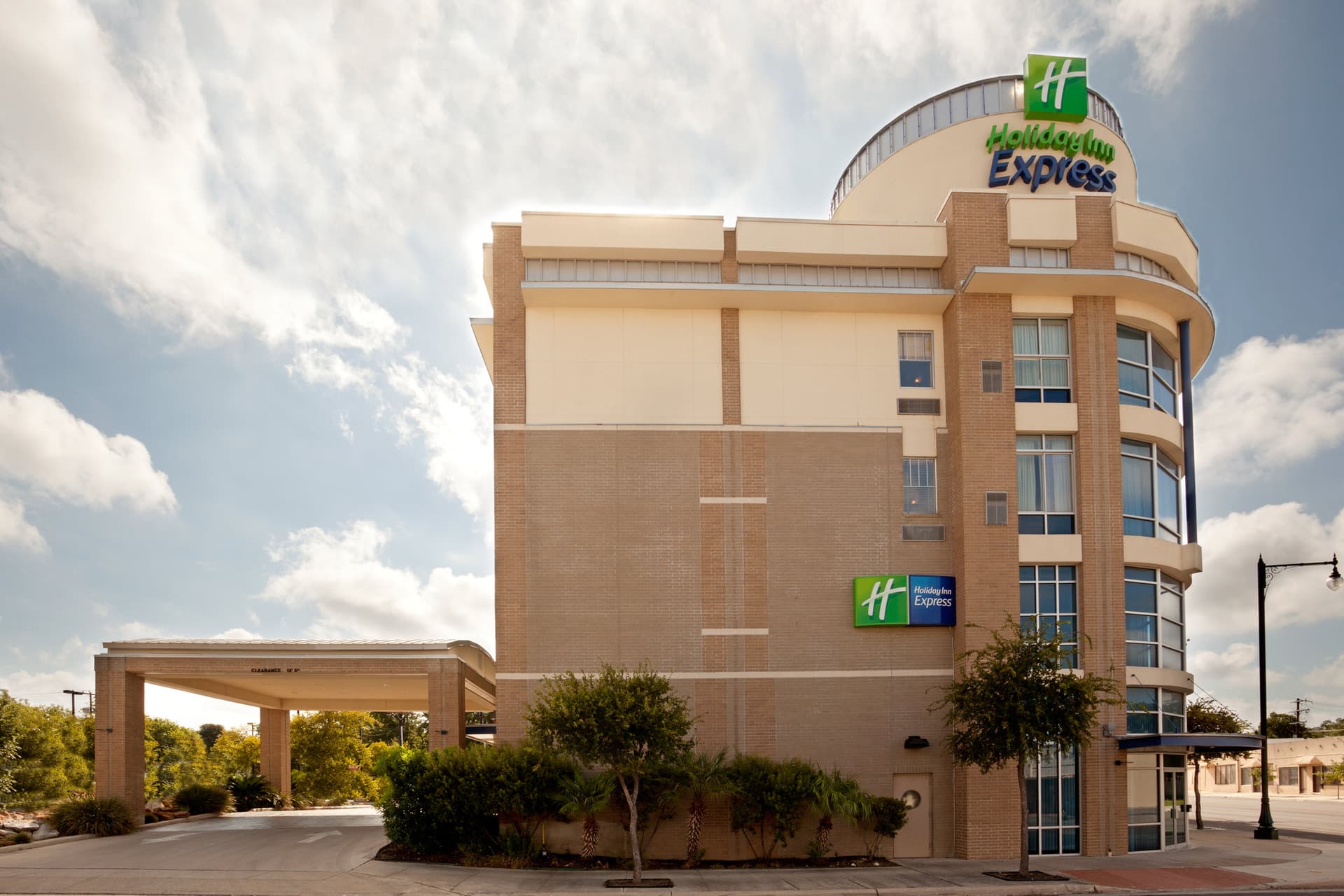 Holiday Inn Express Hotel & Suites San Antonio Rivercenter Area в Сан-Антонио, TX