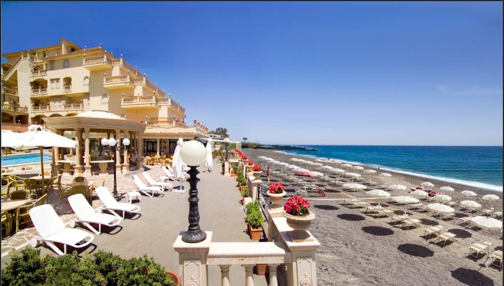 Giardini Naxos, IT 的 Hellenia Yachting Hotel