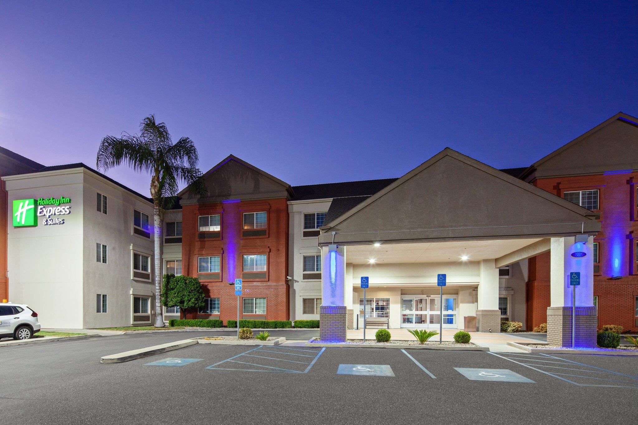 Holiday Inn Express & Suites Tulare in Tulare, CA