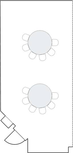 Круглые столы, расставленные полукругом