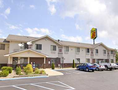 Super 8 by Wyndham Weston WV в Weston, WV