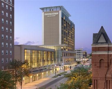DoubleTree by Hilton Hotel Cedar Rapids Convention Complex image