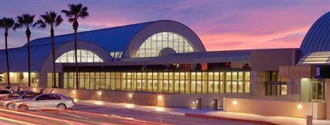 约翰·韦恩机场 (SNA)