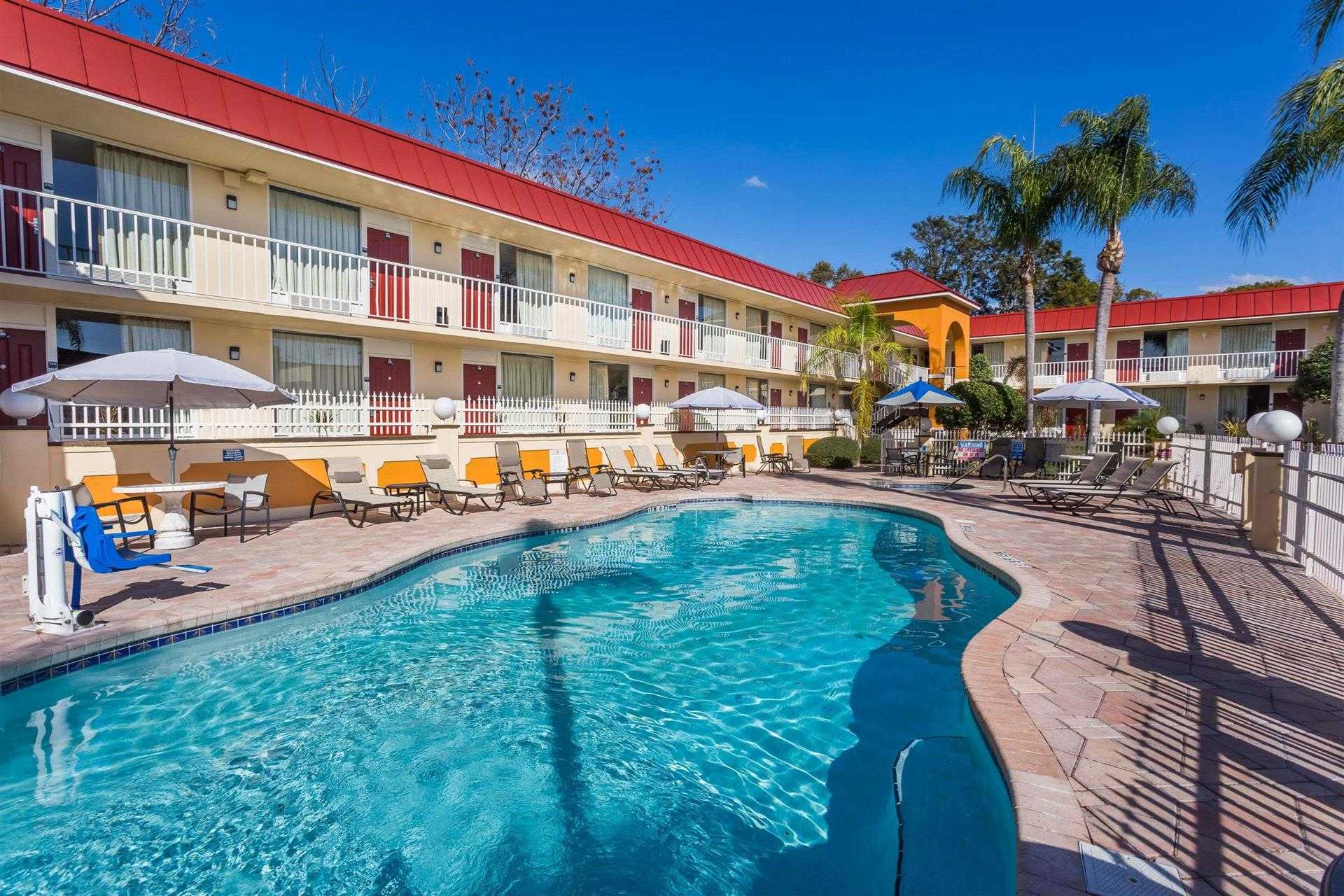 Days Inn & Suites by Wyndham Port Richey в Port Richey, FL