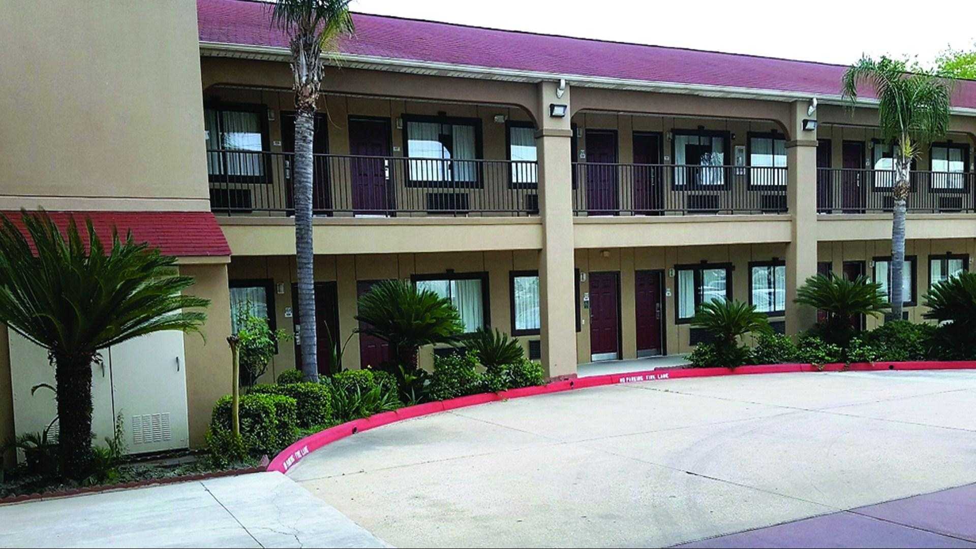 Red Roof Inn & Suites Houston - Humble/IAH Airport в Humble, TX