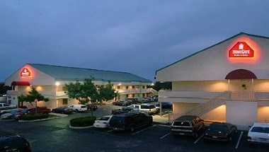 HomeGate Studios & Suites San Antonio Fiesta Park в San Antonio, TX