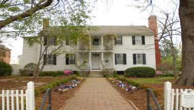 Haywood Hall в Raleigh, NC