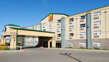 Super 8 by Wyndham Red Deer City Centre в Red Deer, AB