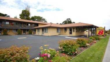 Super 8 by Wyndham Monterey Fisherman's Wharf Aquarium в Monterey, CA