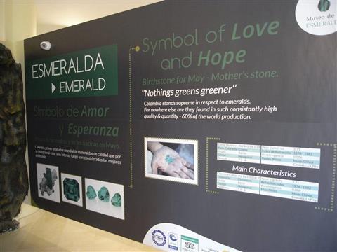 Cruza el Museo de la Esmeralda