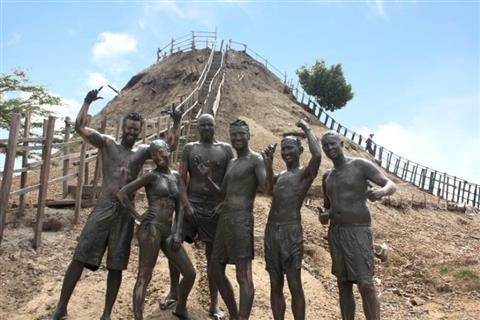 Sumerge tus sentidos en el volcán de lodo del Totumo