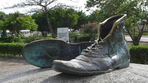 Parada en el monumento a los zapatos viejos