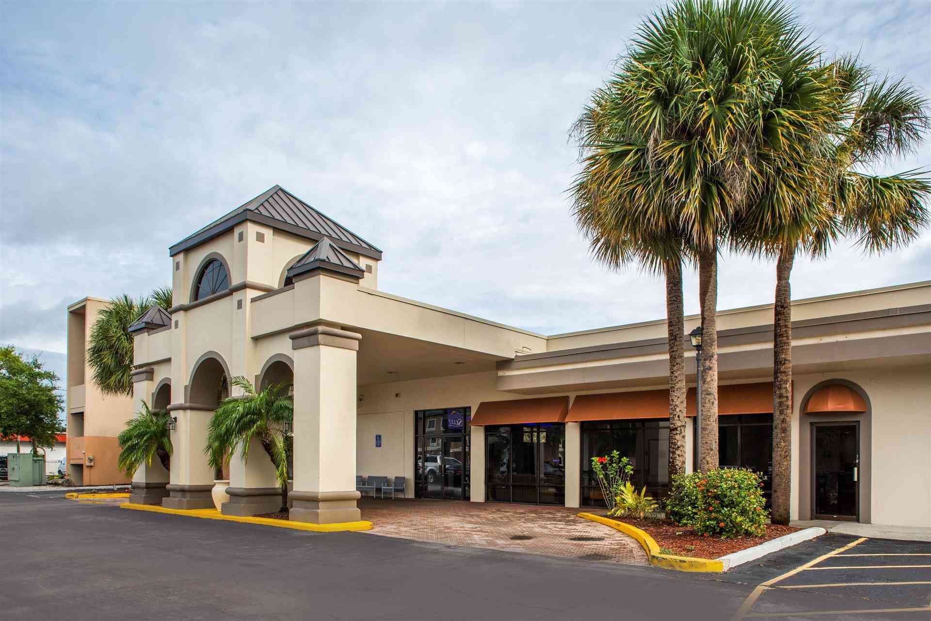 Days Inn & Suites by Wyndham Orlando Airport i Orlando, FL