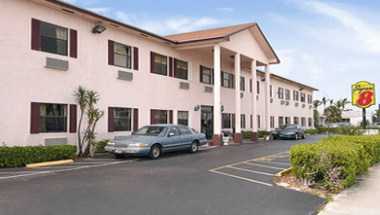 Super 8 by Wyndham Pompano Beach a Pompano Beach, FL
