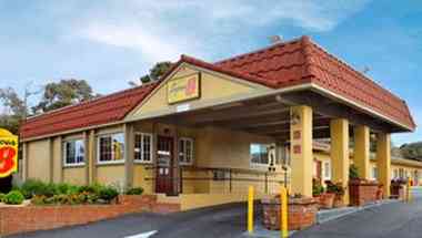 Super 8 by Wyndham Monterey в Monterey, CA