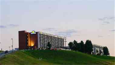 Days Inn & Suites by Wyndham Sutton Flatwoods в Sutton, WV