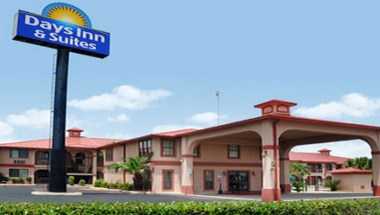 Days Inn & Suites by Wyndham Braunig Lake в Elmendorf, TX