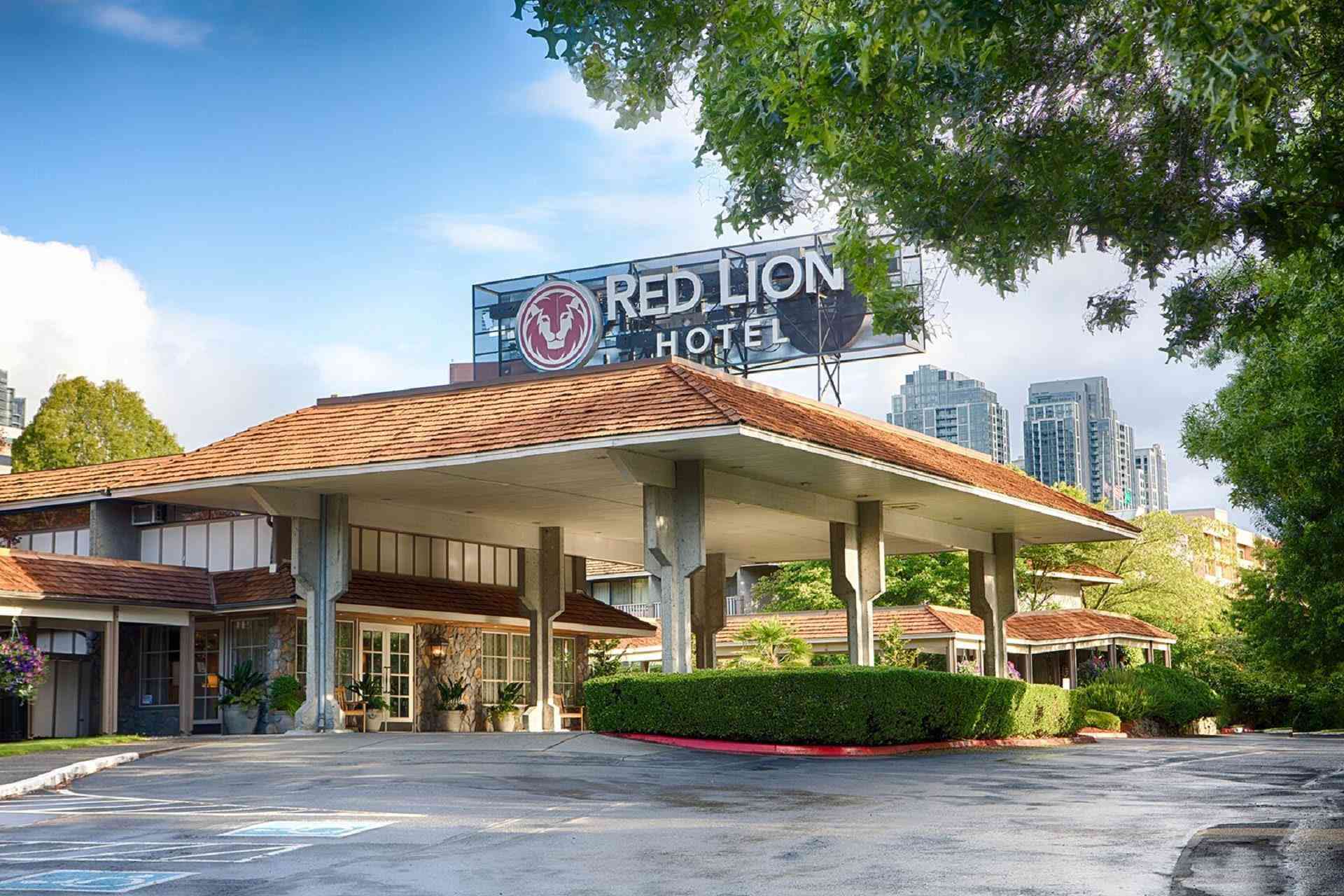 Red Lion Hotel Bellevue в Bellevue, WA