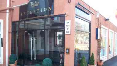 The Tudor Hotel a Airdrie, GB2