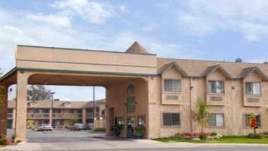 Super 8 by Wyndham Bakersfield South CA в Bakersfield, CA