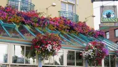 Swans Suite Hotel в Victoria, BC