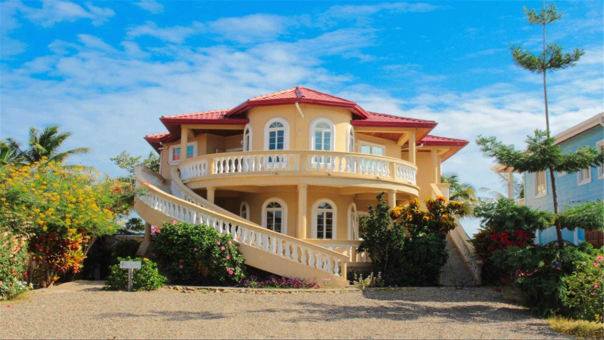 Blue Parrot Beach House in Hopkins, BZ