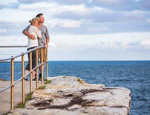 在山谷里徒步旅行