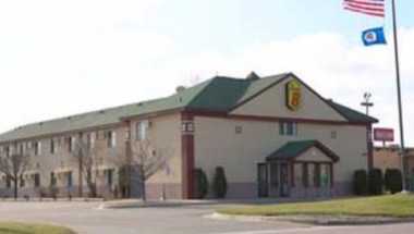Super 8 by Wyndham Fairmont i Fairmont, MN