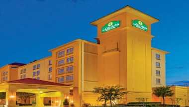 La Quinta Inn & Suites by Wyndham Arlington North 6 Flags Dr в Arlington, TX